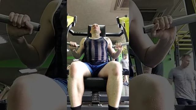 Жим на плечи в тренажере. Дельтовидная мышца. Плечи. #fitnessmotivation #sports #motivation #fitnes
