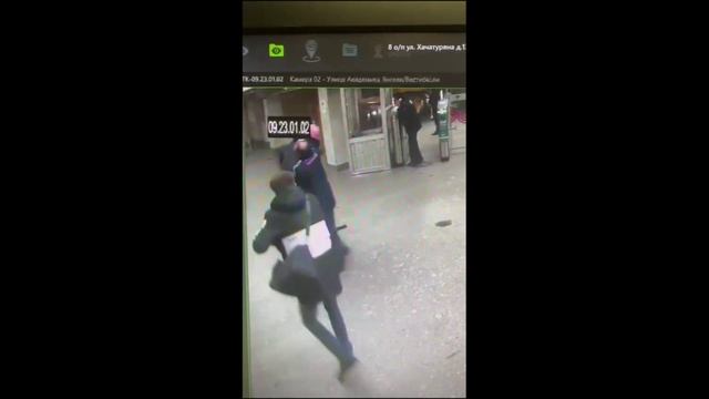 Пассажир плюнул в лицо сотруднику СБ. Из хулиганских побуждений. смотреть онлайн