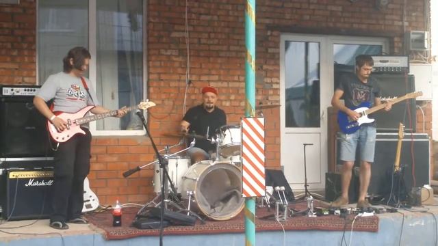 Birds Fly Away to the Moon - Intro + Kak kislorod (staryj dvorik 18/08/13) смотреть онлайн