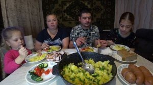 мукбанг большой семьёй, снова картошка