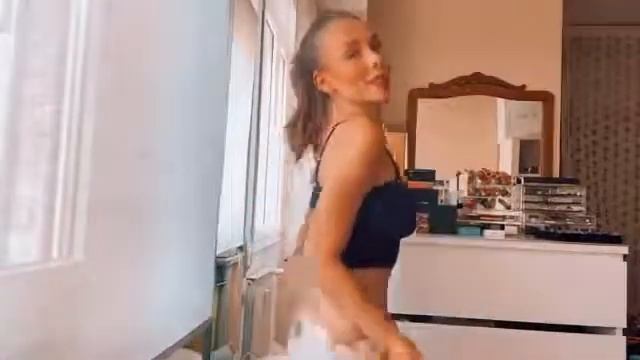 Ester esposito Bailando sensualmente смотреть онлайн