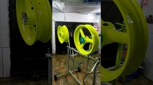 Lakierowanie felg motocyklowych neonowe ral 1026