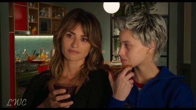 Janis and Ana - Parallel mothers (Madres paralelas) | Kiss and Love scene смотреть онлайн