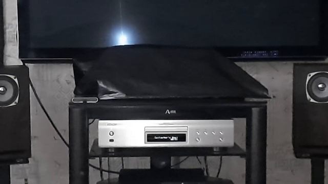 Играет акустика FOSTEX 105.