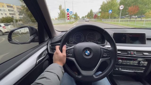 КУЛЬТОВЫЙ СРЕДНЕРАЗМЕРНЫЙ КРОССОВЕР. 2015 BMW X5 (F15) xDrive 30d (249) N57D30OL. смотреть онлайн