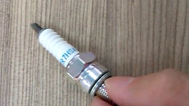 NGK CR7HSA spark plug смотреть онлайн