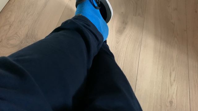 Shoeplay at work wearing black adidas and blue socks смотреть онлайн