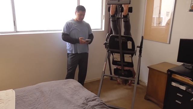 Rubbish or Rad - Inversion Tables! (Innova ITX9600 Heavy Duty Inversion Therapy Table) смотреть онлайн
