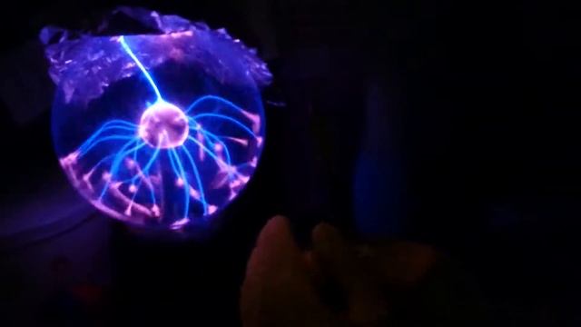 Knife on plasma globe with foil смотреть онлайн