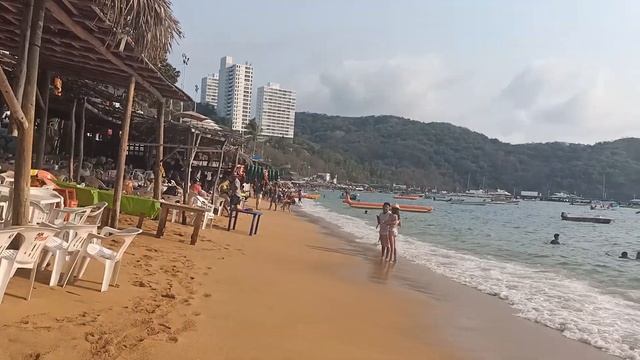 A PUNTO DE OBSCURECER Y LA GENTE SEGUÍA BAÑANDOSE. смотреть онлайн