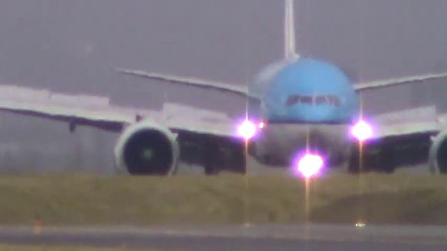 KLM Boeing 777-206/ER PH-BQH Landing at Quito Runway 18 смотреть онлайн