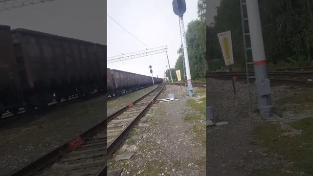 2те10мк-0906 с грузовым поездом прибывает на станцию Мелеуз смотреть онлайн