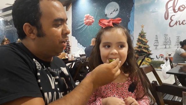 Ester brinca de desafio do limão com o papai смотреть онлайн