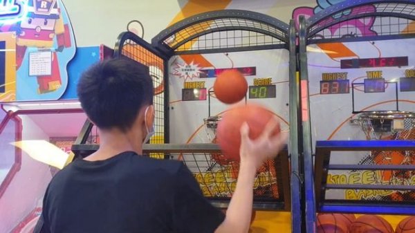 Basketball Arcade Games - 7 Balls NON-Dominant Hand (Lefty VS Righty: 2021 FINAL) 慣用手大戰: 非慣用手(右手)