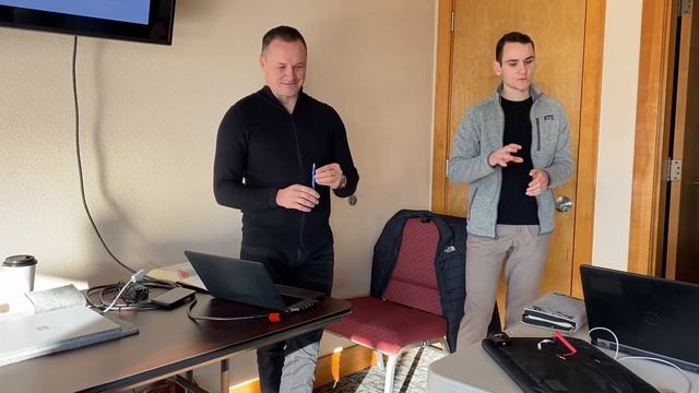 Vasiliy Papirnik Advises to a Young Leader смотреть онлайн