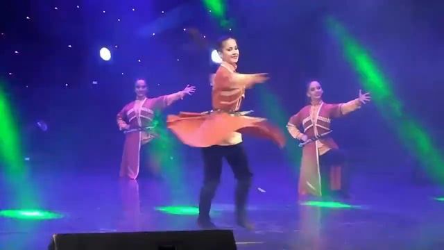 Улётная лезгинка от казахской девушки.... смотреть онлайн