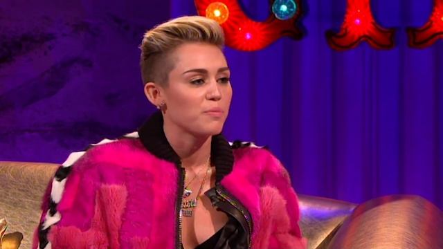 Miley Cyrus Talks About Twerking At The VMA's | Full Interview | Alan Carr: Chatty Man смотреть онлайн