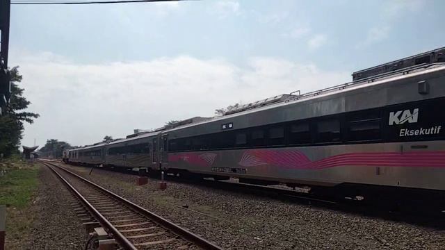 HUNTING KA 2 Argo Bromo Anggrek New Generation Di Balaiyasa Tegal смотреть онлайн