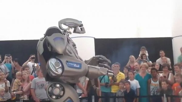 Робот титан