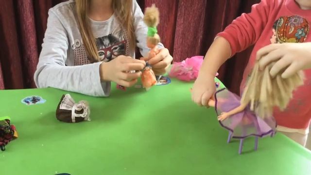 Барби и Эви идут в магазин выбирать новые платья смотреть онлайн