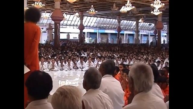 #SaiDarshan Sathya Sai Baba students chanting vedas смотреть онлайн