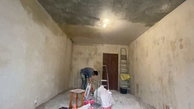 Подготовка бетонного потолка к покраске #покраскапотолка #шпаклевка #ремонтпотолка #мастер смотреть онлайн