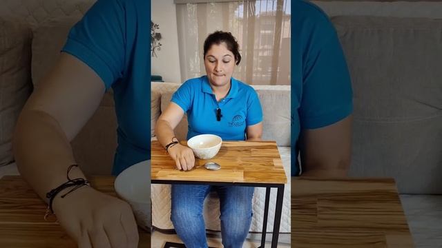 Aprendiendo preposiciones con una cuchara y un tazón.Learning prepositions with a spoon and a bowl. смотреть онлайн