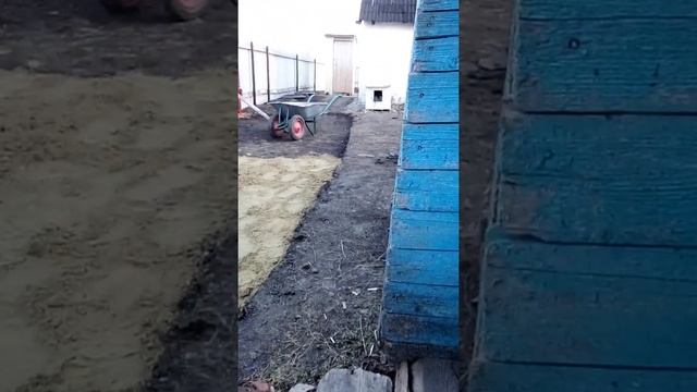 Выложил двор кирпичём