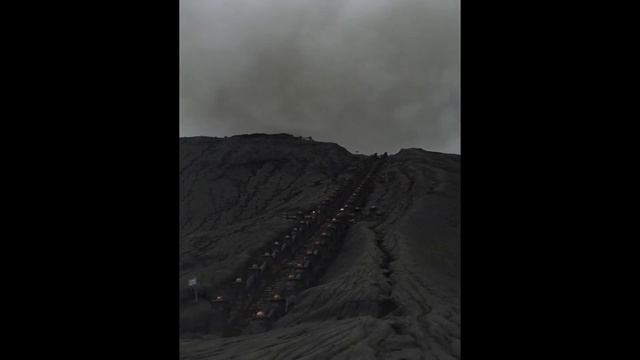 Chasing Mount Bromo eruption смотреть онлайн