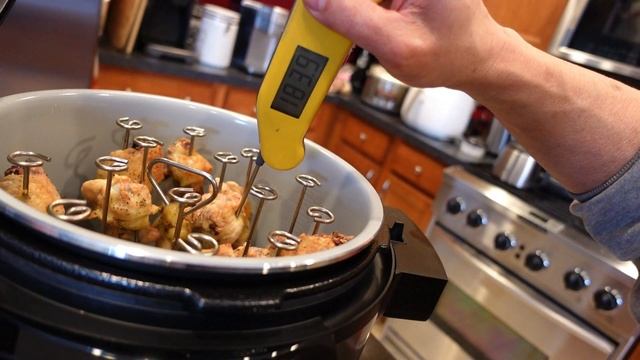 Ninja Foodi OL701 Air Fried Wings Using Skewer Accessory смотреть онлайн