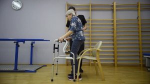 Комплекс лечебной гимнастики при поражении нижней конечности. Часть третья: стоя на ходунках.