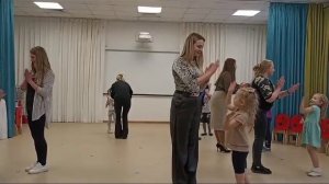 Танец с родителями "С мамочкой-красавицей рядышком идём"