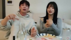 혼자 사는 여자 집에서 둘이 취해버렸다