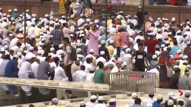 Thousands in India mark Eid al-Adha with prayer смотреть онлайн