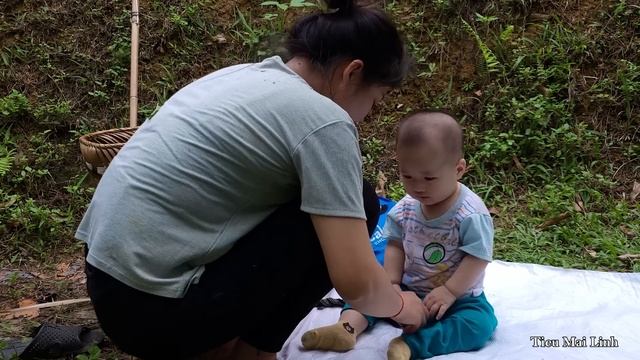 Daily Life of a 18-Year-Old Single Mom - Harvest Ripe Red Plums in the Mountains with Child to sell смотреть онлайн