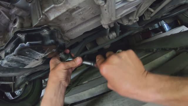 Рено Сандеро Степвей 2. ЗАМЕНА МАСЛА. Двигатель 1.6 ( Н4М ) 113 л.с. смотреть онлайн