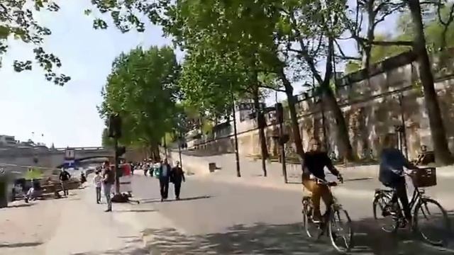 В Париже Совсем Лето смотреть онлайн