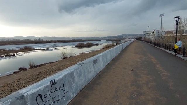 УГРОЗА ЖИЗНИ И ЗДОРОВЬЮ НА ТРОТУАРЕ НАБЕРЕЖНОЙ РЕКИ СЕЛЕНГА ИЗ-ЗА ПЕСКА  10.04.23 БОРИС БОДИЕВ