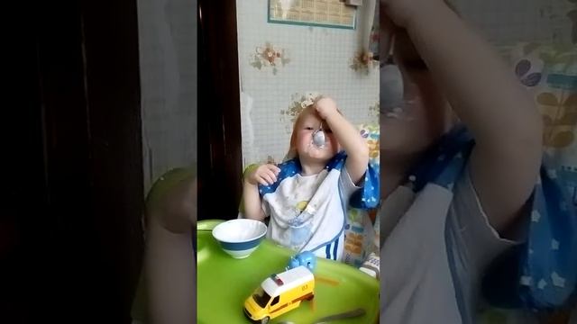 Ребёнок ест сметану руками смотреть онлайн