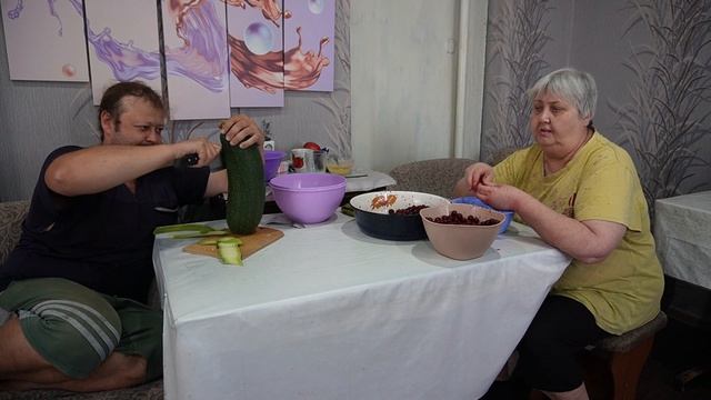 Совместное дело пенсионерки и её 40ка летнего сына Мама убирает косточки из вишни Сын чистит кабачо смотреть онлайн