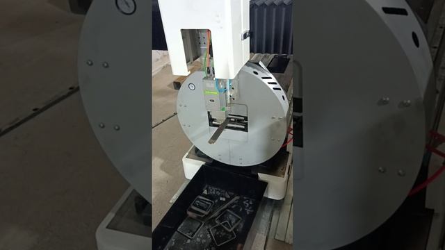 Резка металла на оптоволоконном лазерном станке для резки листов и труб XTC-1530HT смотреть онлайн