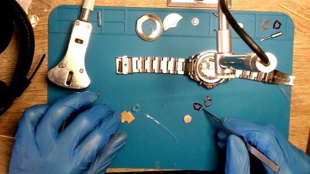 Replacing the Capacitor in a Seiko Kinetic Watch Model 5M83 смотреть онлайн