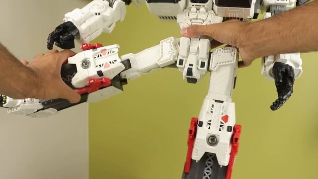 The FIRST Ever Titan Class…..Does It Hold Up? | #transformers Thrilling 30 Metroplex Review смотреть онлайн