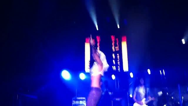 Falling Down/Superbass Selena Gomez San Diego 09/09/11 смотреть онлайн