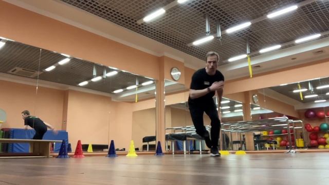 Прыжки с ноги на ногу в сторону с подъёмом колена смотреть онлайн