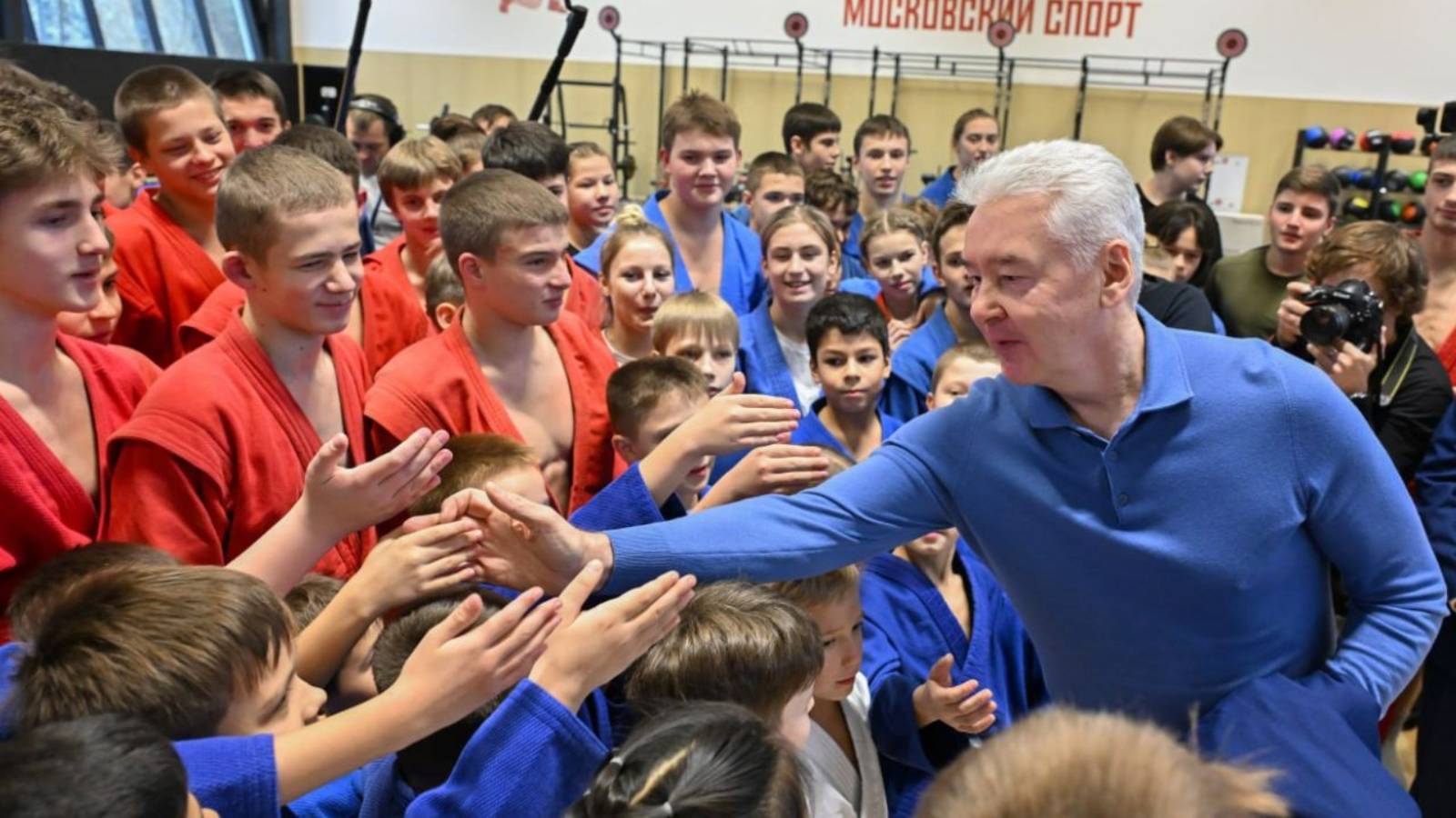 Собянин посетил обновленный спорткомплекс «Самбо-70» и пообщался с воспитанниками в Москве смотреть онлайн