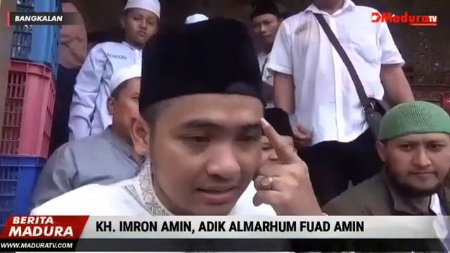 Full Ribuan Warga Iringi Pemakaman Fuad Amin смотреть онлайн