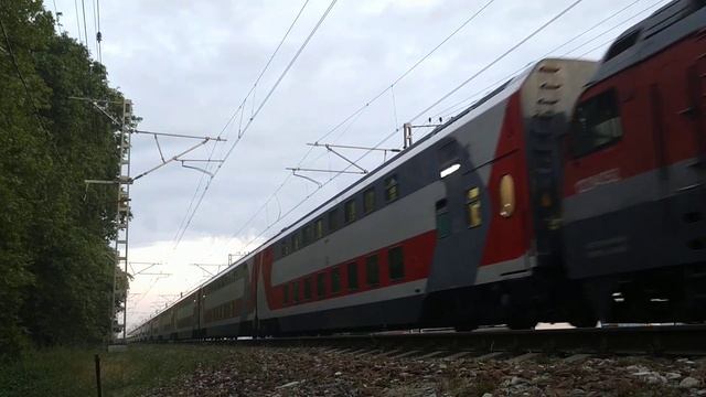 Встреча 2ЭС4к-069 с поездом Адлер - Санкт-Петербург и ЭС1-036 сообщением Майкоп - Аэропорт Сочи. смотреть онлайн