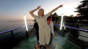 Девочки танцуют