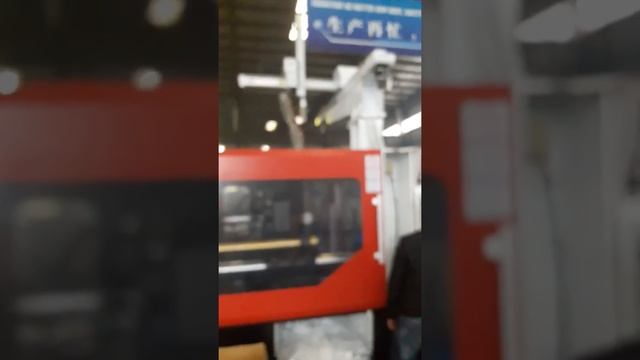 Термопластавтомат с роботом производит одноразовые приборы. Часть 2 смотреть онлайн